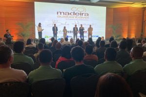 No evento, palestrantes destacaram que o setor florestal sustentável é prejudicado pelo desmatamento ilegal - Foto por: Assessoria/Sedec