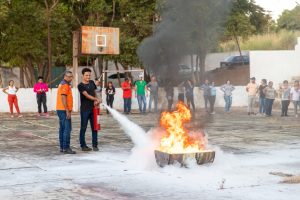 Em curso de voluntários, alunos aprendem técnicas de de prevenção e combate à incêndio