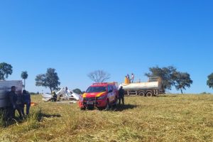 Forças de Segurança Púbica atendendo ocorrência de acidente aéreo ocorrido nesta quarta-feira (12.06) em Mirassol D´Oeste  - Foto por: Divulgação / Politec -MT