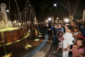 Após anos desativada, a fonte da praça foi revitalizada e conta com equipamento para apresentações artísticas.  - Foto por: Mayke Toscano/Secom-MT