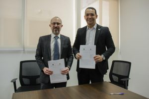 Ministro da Controladoria Geral da União, Vinícius Marques de Carvalho, e o Secretário Controlador-Geral, Paulo Farias, durante a assinatura do Acordo de Cooperação Técnica  - Foto por: Michell Miranda- CGE-MT