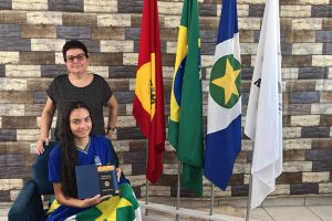 Letícia Pimenta Mageski com a professora de língua portuguesa, Joana Maria Santana  - Foto por: Assessoria Seduc-MT