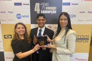 Os auditores Deuzi Cunha, Rodrigo Amorim e Priscila Alves durante a premiação em São Paulo  - Foto por: Divulgação