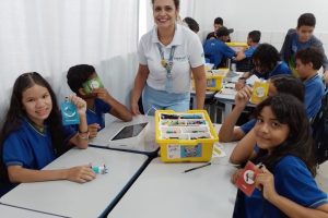 Mayara Gonsales: "Nas aulas com robótica os estudantes são estimulados ao trabalho em equipe"  - Foto por: Assessoria/Seduc-MT