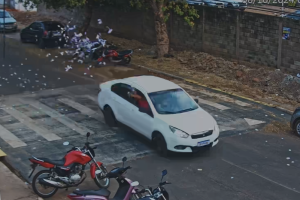 Câmera flagrou passageiro arremessando santinho em Rondonópolis. - Foto por: Reprodução