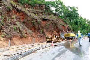 A pista está parcialmente interditada para serviços de implantação de tela de contenção  - Foto por: Marcos Vergueiro/Secom-MT