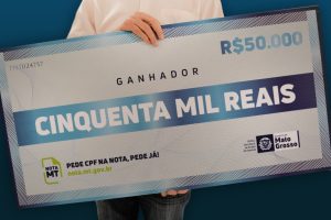 Cheque simbólico no valor de R$ 50 mil - Foto por: Assessoria Sefaz-MT