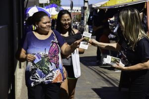 A panfletagem ocorreu na manhã desta quarta-feira (12.06), nas ruas e comércios no bairro CPA 2, em Cuiabá  - Foto por: João Reis