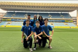 Salomão, Lismar, Gabriel, Jonathan e Ygor ao lado da professora orientadora de matemática Mara Lopes. - Foto por: Assessoria