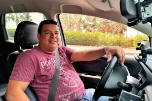 Com o crédito, Elcanan conseguiu adquirir um carro zero que garante mais espaço e conforto para ele e seus clientes. Crédito - Vitória Kehl | Desenvolve MT.