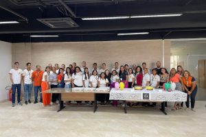 Equipe que atua no projeto de digitalização durante confraternização - Foto por: Divulgação