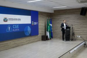 Secretário-controlador geral do Estado, Paulo Farias, explica funcionamento da ferramenta aos servidores que participaram do lançamento  - Foto por: Christiano Antonucci- Secom