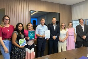 Secretário de Educação, Alan Porto, e secretário Controlador-geral, Paulo Farias, com equipes  - Foto por: Assessoria