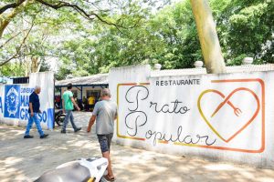 O Restaurante Prato Popular atende na unidade e também entrega marmitas para a população em situação de rua  - Foto por: João Reis