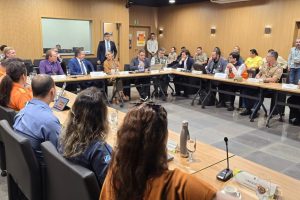 Durante a reunião, o governador destacou as ações que deverão fortalecer os cuidados e prevenir incêndios na região.                             Crédito - Assessoria