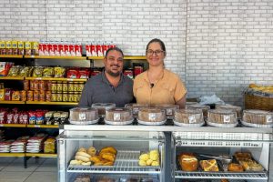 Antônio e Márcia gerenciam juntos a panificadora.  - Foto por: Vitória Kehl | Desenvolve MT.