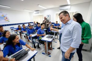 O governador Mauro Mendes visitou as novas instalações da escola, que conta com laboratório de ciências, quadra poliesportiva coberta e biblioteca integrada.                             Crédito - Mayke