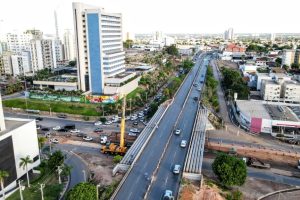 Lançamento de vigas no viaduto da Avenida Miguel Sutil - Foto por: Nélio Oliveira