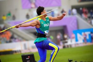 Arthur Curvo, na semifinal do lançamento de dardo - Foto por: Sebastián Lasquera / Atletismo Sudamericano