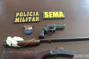 Uma caixa de madeira foi encontrada e, no seu interior, as armas de fogo, sendo uma espingarda (desmontada e sem munição) e um revólver calibre .22 (sem munição).                               Crédito -