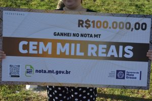 Cheque simbólico do Programa Nota MT no valor de R$ 100 mil  - Foto por: Assessoria Sefaz-MT