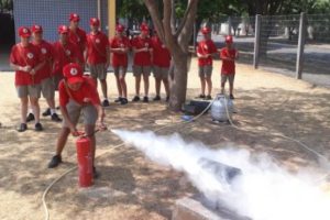 Alunos do Projeto Social Bombeiros do Futuro, em aula prática de uso do extintor de incêndio  - Foto por: CBMMT