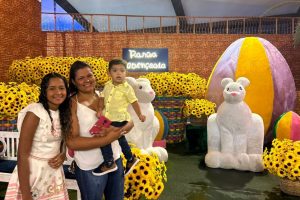 Edilene Rodrigues e os filhos Manuella e Arthur em Páscoa Abençoada, idealizada pela primeira-dama Virgínia Mendes  - Foto por: Amanda Monteiro/Secel-MT