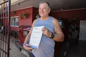 Ailton Machado recebeu documento definitivo de posse de casa onde mora desde 1981, em Cuiabá                             Crédito - Michel Alvim/Secom-MT