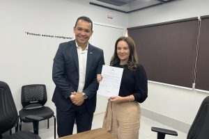 A delegada-geral da Policia Civil, Daniela Maidel, e o secretário controlador-geral da CGE, Paulo farias, durante a assinatura da adesão da PJC ao programa Integridade MT  - Foto por: D`Laila Borges