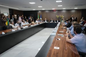 O governador Mauro Mendes se reuniu com os representantes da empresa gaúcha 3tentos, no Palácio Paiaguás, que será responsável pela implantação da indústria.                             Crédito -