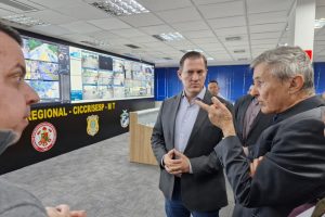 O conselheiro Waldir Teis acompanhou o videomonitoramento e quis saber detalhes dos recursos oferecidos pelas câmeras  - Foto por: Alecy Alves/Sesp-MT