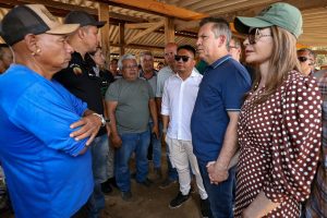 Primeira-dama de MT Virginia Mendes, governador Mauro Mendes e Cacique Justino na Aldeia Santa Clara                             Crédito - Jana Pessoa/Unaf