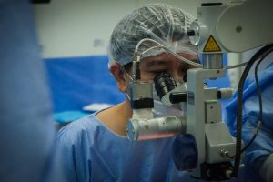 Os pacientes fazem o acompanhamento pós cirurgia no Hospital dos Olhos, Instituo da Visão (Visionare) e/ou Centro Cuiabano de Excelência em Oftalmologia (Visão)