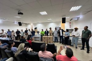 A entrega dos computadores aconteceu no auditório da Escola Técnica Estadual.  - Foto por: Ascom Seciteci