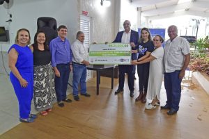 Entrega de cheque simbólico do Programa Nota MT à Associação Nosso Lar - Casa do Idoso, em Tangará da Serra.  - Foto por: Josi Dias