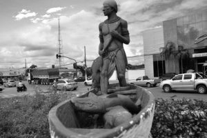 estatua indio pescador