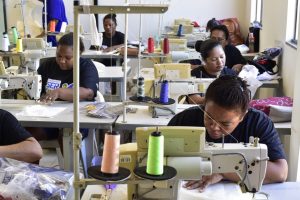 Curso de Costureiro Industrial do Programa SER família Capacita é ofertado no Distrito do Chumbo, em Poconé  - Foto por: Josi Dias