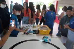 Demonstração prática do programa de robótica educacional  - Foto por: Assessoria