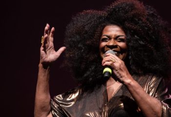 Zezé Motta recebe título de Doutora Honoris Causa pela Fiocruz